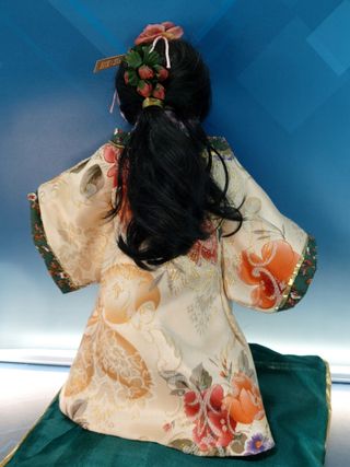 Hana. Muñeca de porcelana sentada en cojín. Vestido japonés, Kimono.