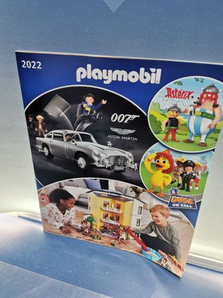 Lote 7 catálogos de Playmobil (diferentes años) + 2 revistas y alguno repetido