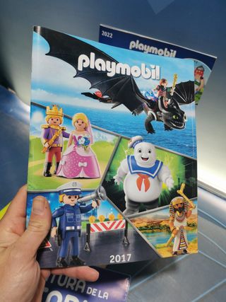 Lote 7 catálogos de Playmobil (diferentes años) + 2 revistas y alguno repetido
