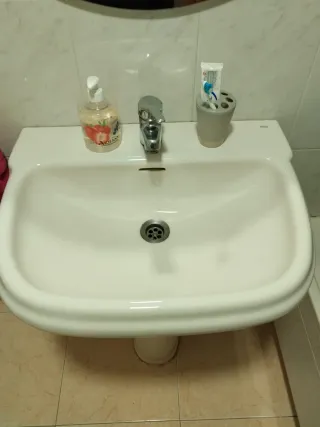 Lavabo Roca con pedestal color Pergamon y grifo