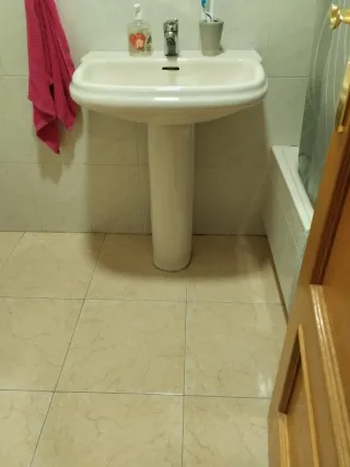 Lavabo Roca con pedestal color Pergamon y grifo