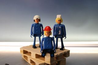 Airgam Boy. 3 Muñecos vestidos de azul con gorros.