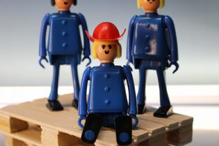 Airgam Boy. 3 Muñecos vestidos de azul con gorros.