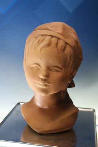 Busto de cerámica Niña con pañuelo.