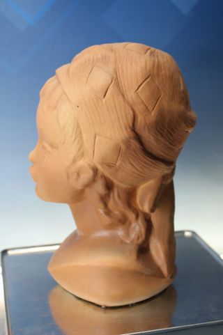 Busto de cerámica Niña con pañuelo.