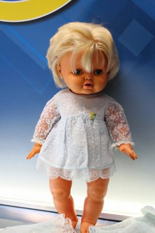 Muñeco bebé, que bebe y hace pipí, con ropa para cambiar. Finales de los 1960.