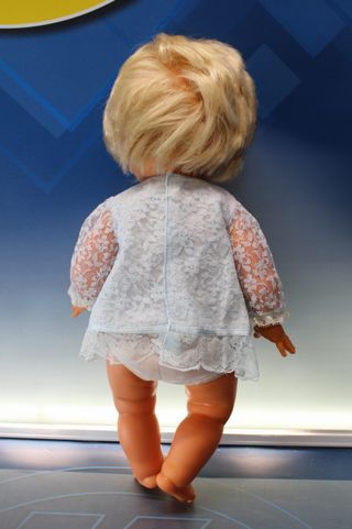 Muñeco bebé, que bebe y hace pipí, con ropa para cambiar. Finales de los 1960.