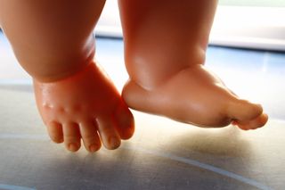 Muñeco bebé, que bebe y hace pipí, con ropa para cambiar. Finales de los 1960.