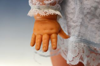 Muñeco bebé, que bebe y hace pipí, con ropa para cambiar. Finales de los 1960.