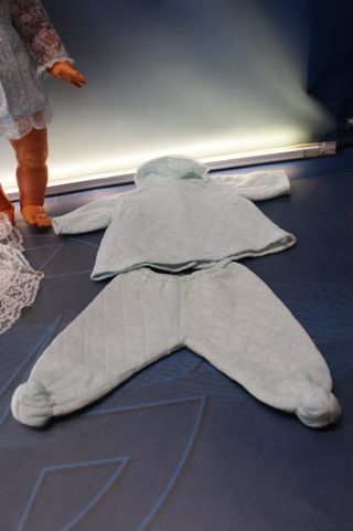 Muñeco bebé, que bebe y hace pipí, con ropa para cambiar. Finales de los 1960.