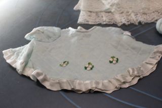 Muñeco bebé, que bebe y hace pipí, con ropa para cambiar. Finales de los 1960.