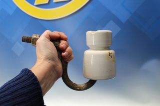 Jícara de cerámica con herraje metálico, aislador de poste eléctrico de porcelana.