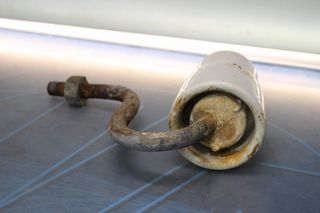 Jícara de cerámica con herraje metálico, aislador de poste eléctrico de porcelana.