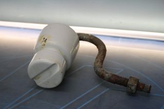 Jícara de cerámica con herraje metálico, aislador de poste eléctrico de porcelana.