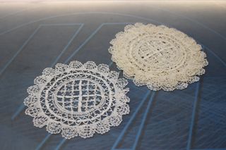 Juego de 5 tapetes redondos de encaje.