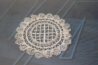 Juego de 5 tapetes redondos de encaje.