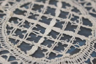 Juego de 5 tapetes redondos de encaje.