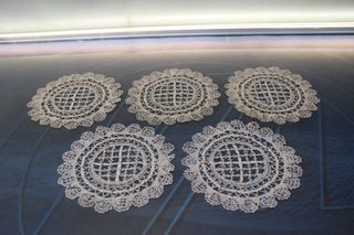 Juego de 5 tapetes redondos de encaje.