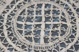 Juego de 5 tapetes redondos de encaje.