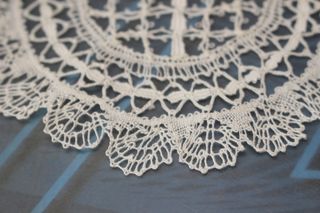 Juego de 5 tapetes redondos de encaje.