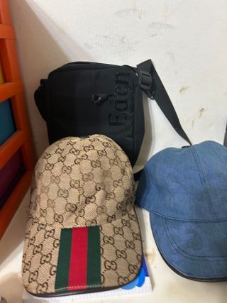Gorra Gucci Beige y Gorra Azul