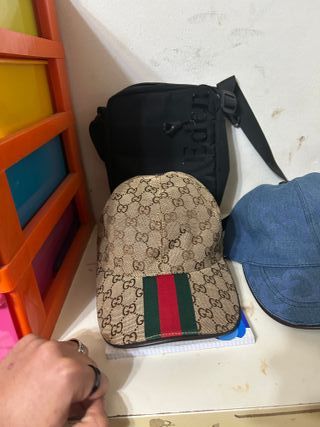 Gorra Gucci Beige y Gorra Azul