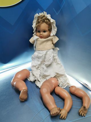 Muñeca sin marca, , mediados del siglo XX, plastico- 65 cm. aprox.