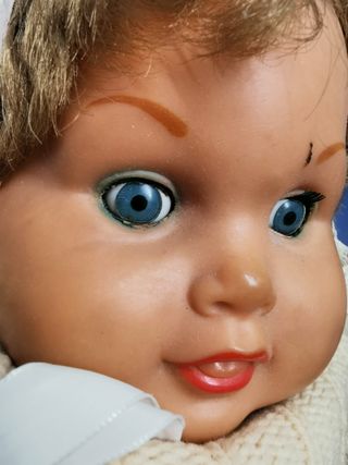 Muñeca sin marca, , mediados del siglo XX, plastico- 65 cm. aprox.