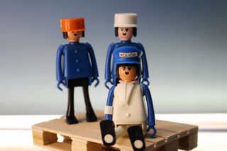 Airgam Boy. 3 Muñecos con gorras de plato, uno es policía.