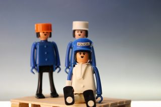 Airgam Boy. 3 Muñecos con gorras de plato, uno es policía.