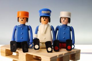 Airgam Boy. 3 Muñecos con gorras de plato, uno es policía.