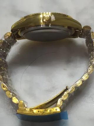 Orologio dorato da uomo