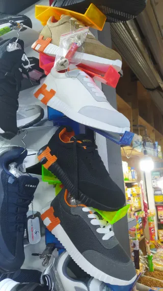 Zapatillas Blancas y Naranja
