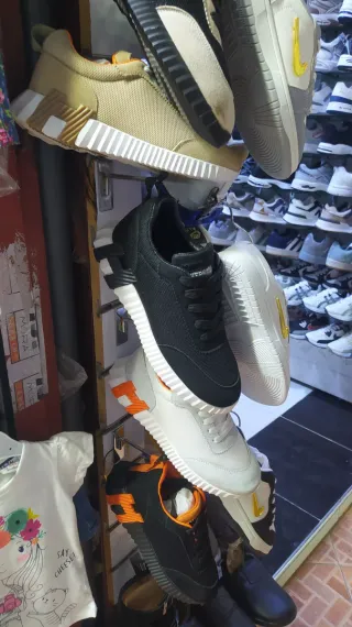 Zapatillas Blancas y Naranja