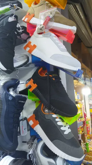 Zapatillas Blancas y Naranja