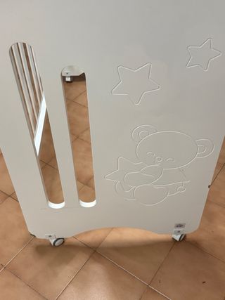 Cuna de bebé de madera