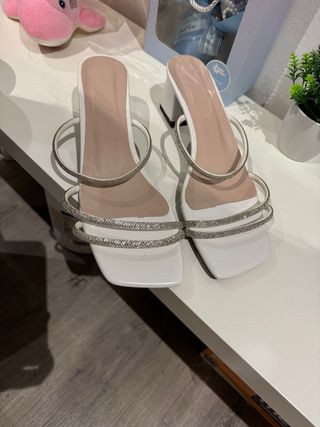 Tacones blancos tiras brillantes plateadas