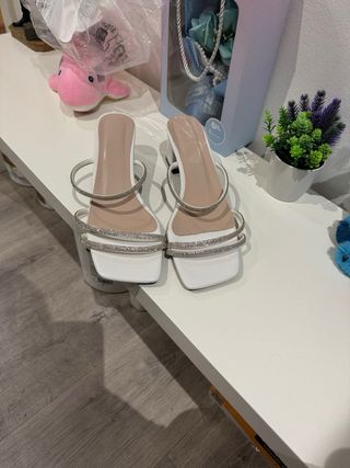 Tacones blancos tiras brillantes plateadas