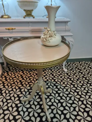 Mesa auxiliar Isabelina madera y metal dorado