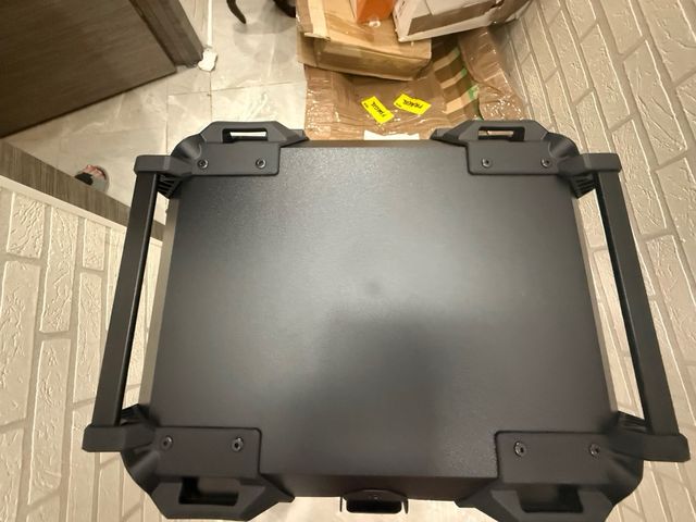 Valigia nera per moto con design robusto e chiusure di sicurezza