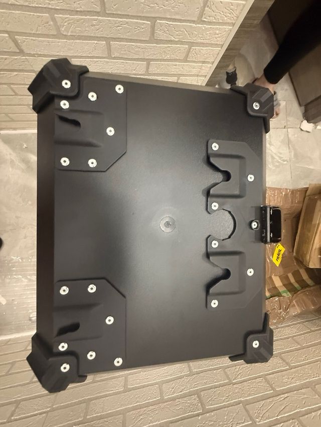 Valigia nera per moto con design robusto e chiusure di sicurezza