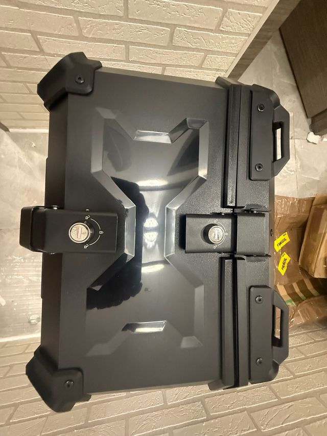 Valigia nera per moto con design robusto e chiusure di sicurezza