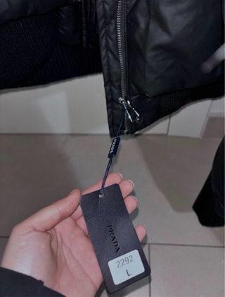 Abrigo cropped Prada negro talla L