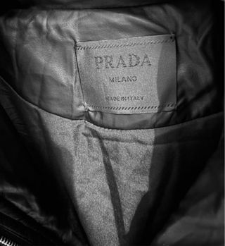 Abrigo cropped Prada negro talla L