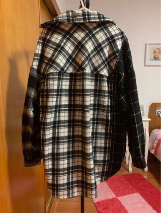 Casaco comprido xadrez Bershka