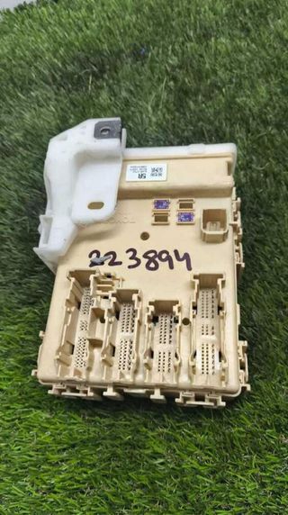 Toyota 223894 caja relés fusibles 8273012x71 auris