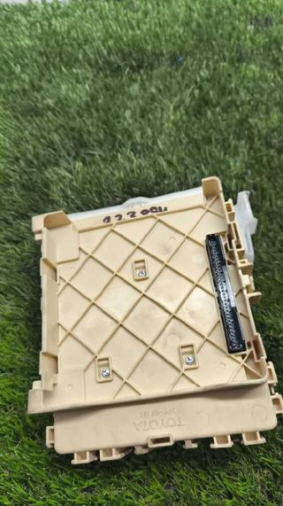 Toyota 223894 caja relés fusibles 8273012x71 auris