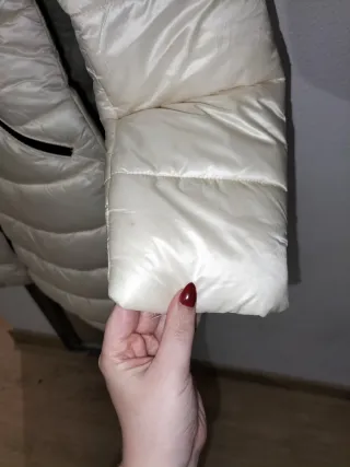 Plumífero beige con capucha de pelo natural