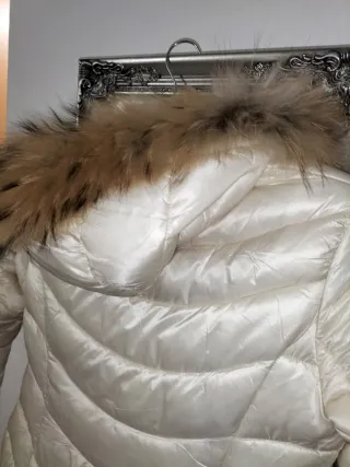 Plumífero beige con capucha de pelo natural