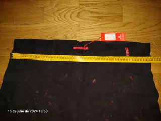Pantalón ancho negro con detalles rojos